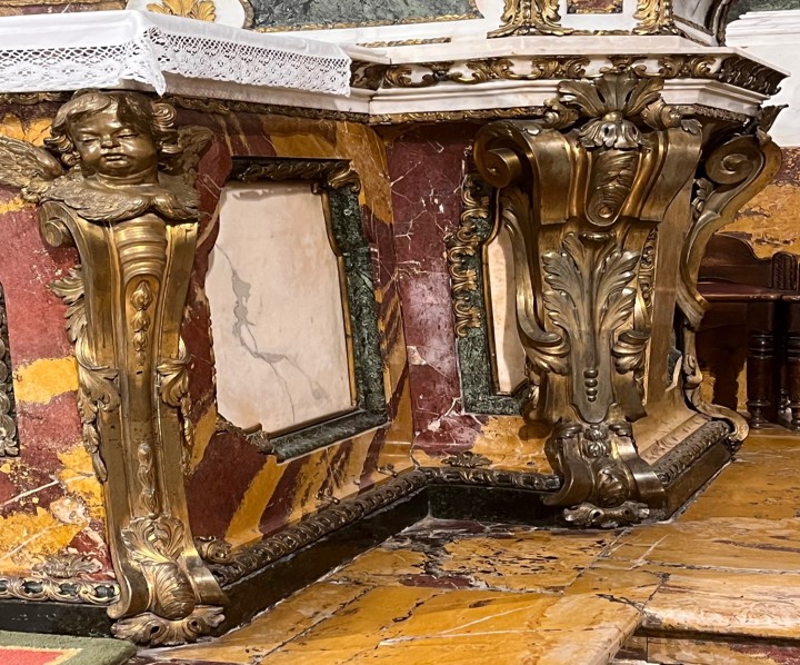 fig 5 Cada quiebro del altar se presenta adicionalmente decorado mediante cantoneras de hierro dorado en forma de cabezas de querubines sobre volutas o meras volutas