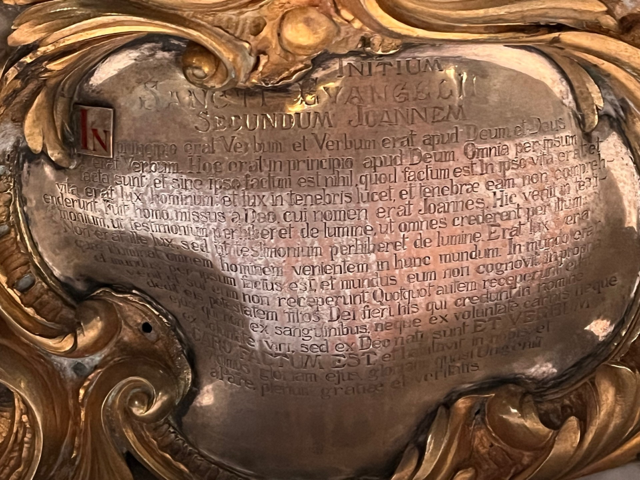 fig 6 Bajo la representación de la Virgen con el Niño cabe admirar las originales andas litúrgicas de plata en forma de cartelas rocallescas con diferentes pasajes del Evangelio según San Juan