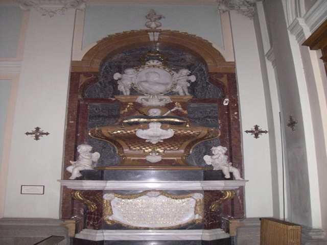 fig 8 Corona el sepulcro un medallón con el busto de la soberana sostenido por querubines llorando y el “memento mori” como recordatorio de la finitud de la vida